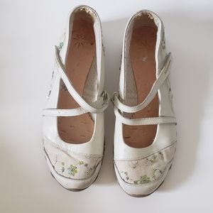 Skechers Women’s white walking sneakers size 8.5